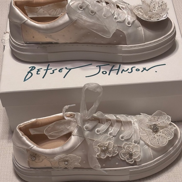 Betsy Johnson SB-Pryce Ivory Sneakers with 3D Flowers 9.5  Lace Up NWT - Picture 3 of 9